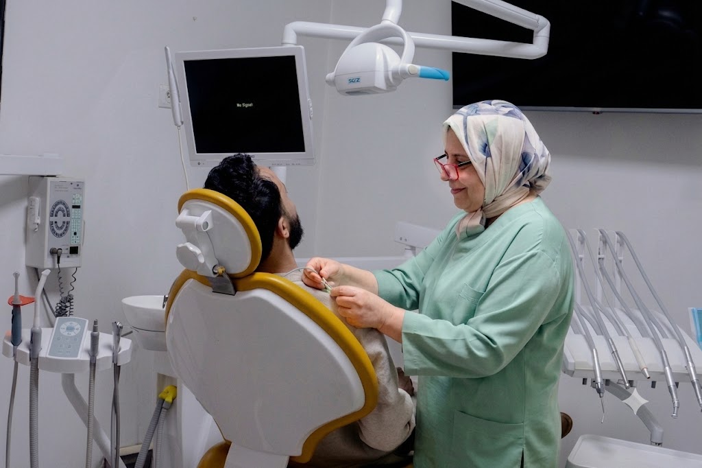 Dr. Sanaa Anfer en consultation — Centre Dentaire Les Roches Noires, Casablanca